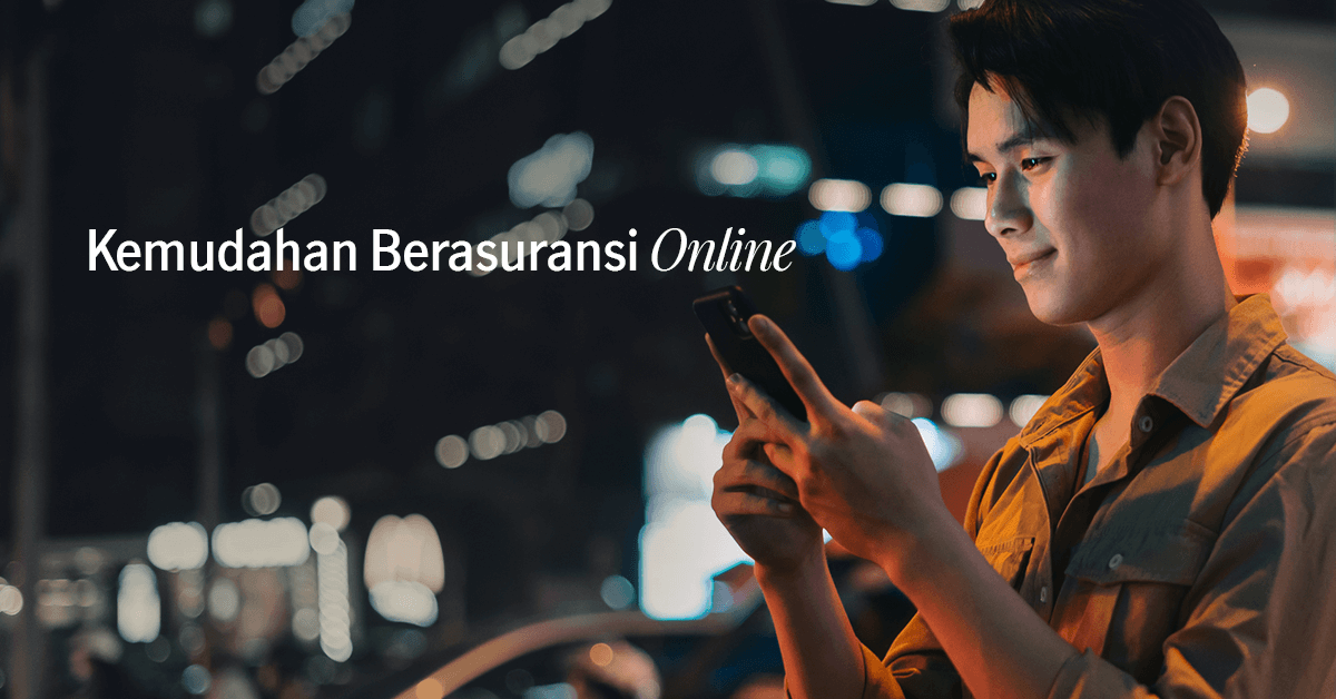 melihat gawai dengan senyuman