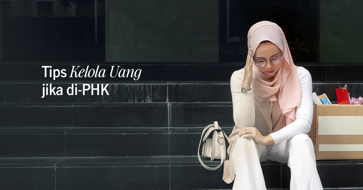 wanita sedang duduk di tangga