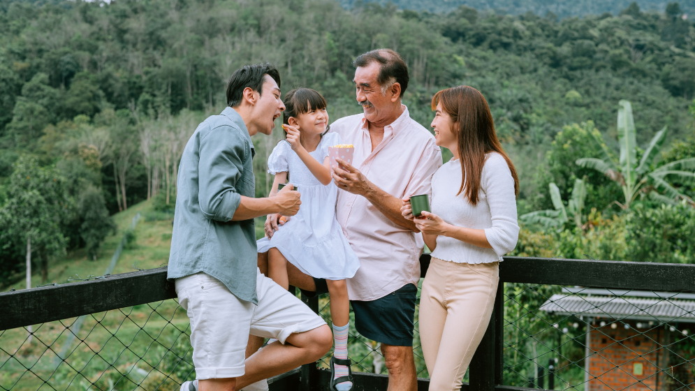 menikmati pensiun bersama keluarga