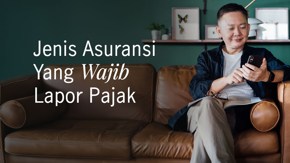 lelaki paruh baya sedang bermain hp