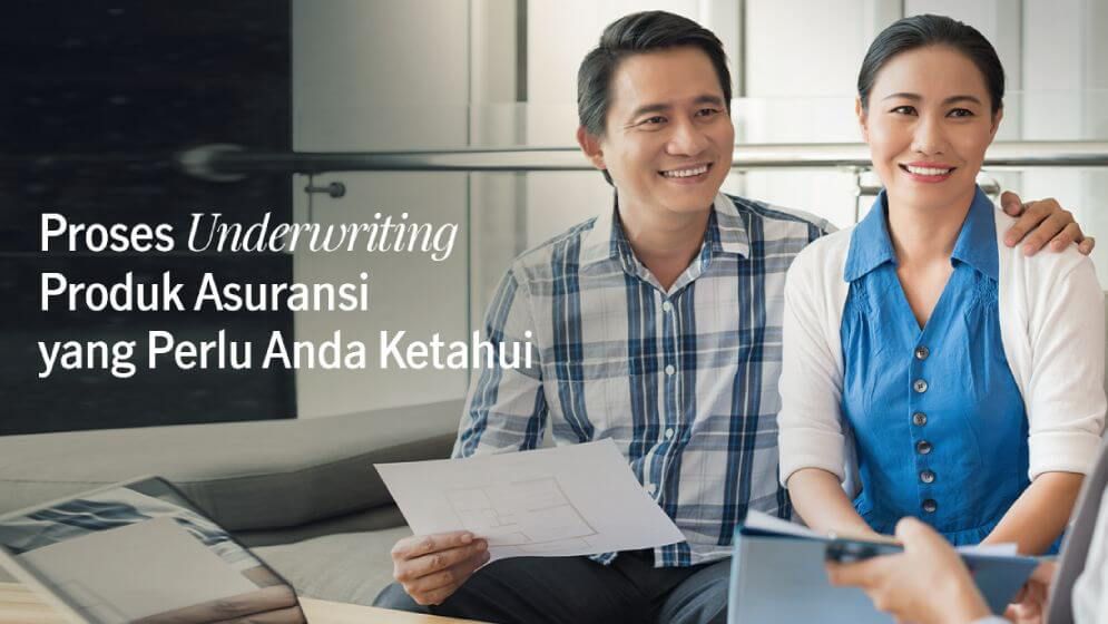 Pasangan Suami Istri Mendengarkan Informasi Tentang Proses Underwriting dari Agen Asuransi