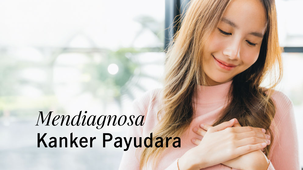 wanita sedang memeriksa data