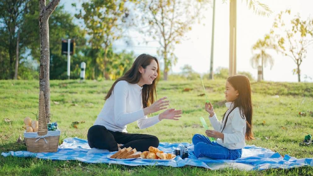 ibu dan anak sedang bermain di taman