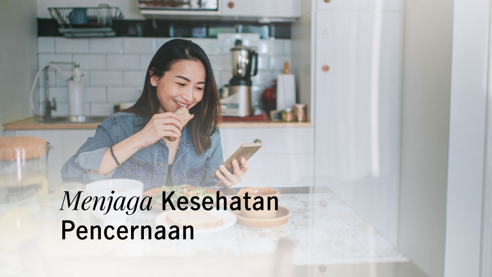 wanita sedang konsumsi makanan sehat