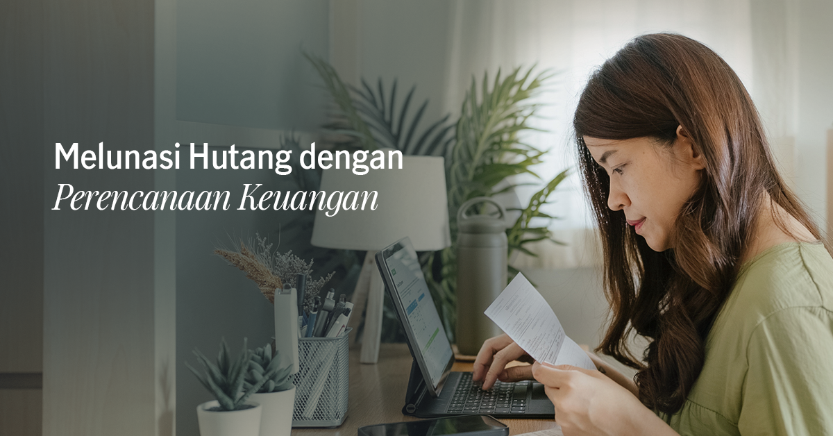 wanita sedang bekerja di depan laptop