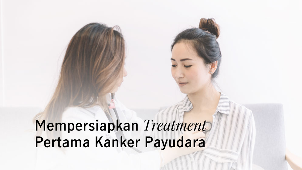 Seorang wanita sedang diperiksa dengan stetoskop