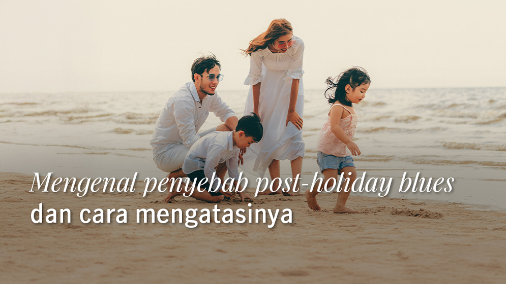 keluarga yang sedang menikmati liburan di pantai
