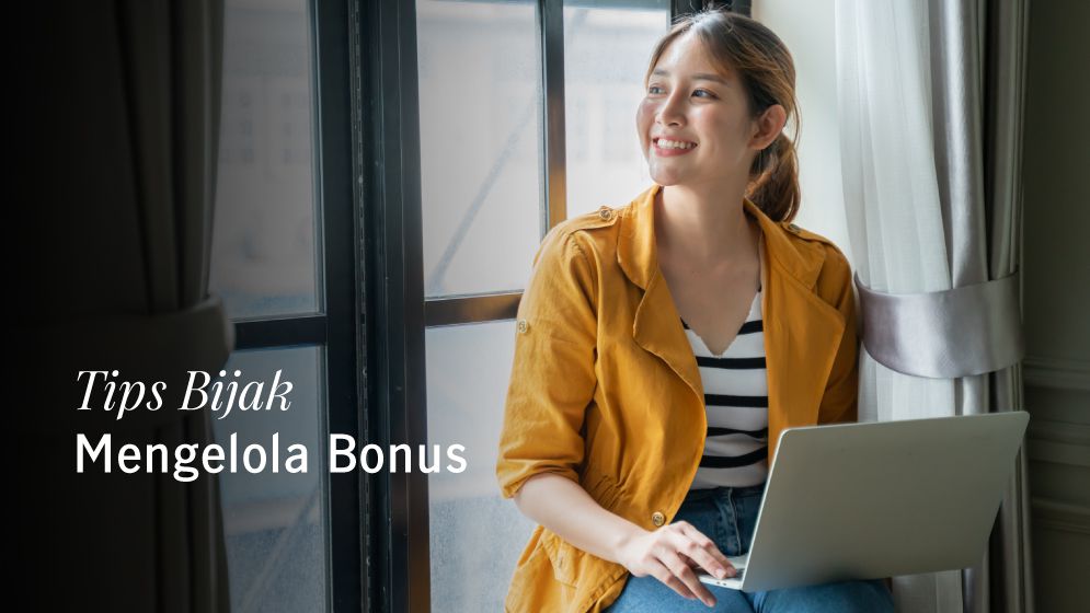 wanita sedang bekerja dengan laptop