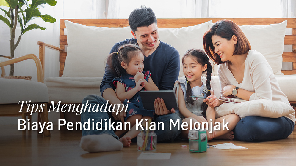 keluarga duduk bersama merencanakan pendidikan
