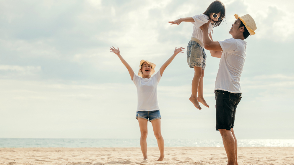 keluarga menikmati liburan
