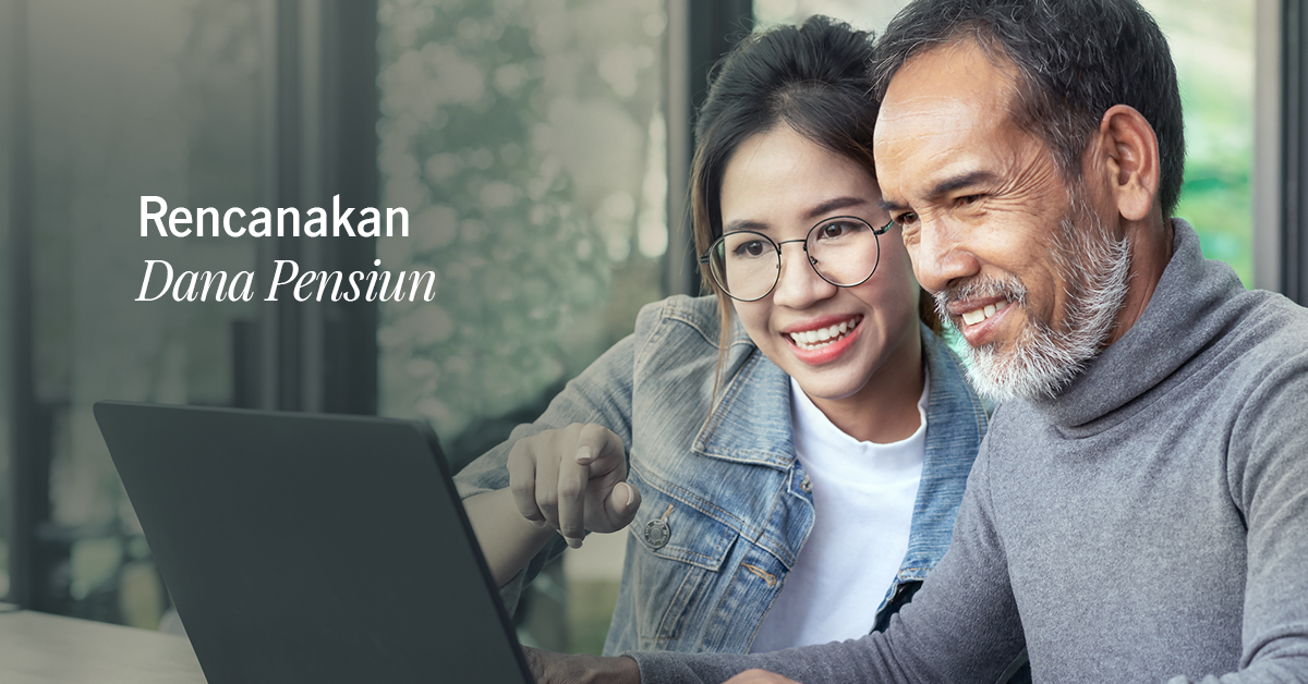 melihat gawai dengan senyuman
