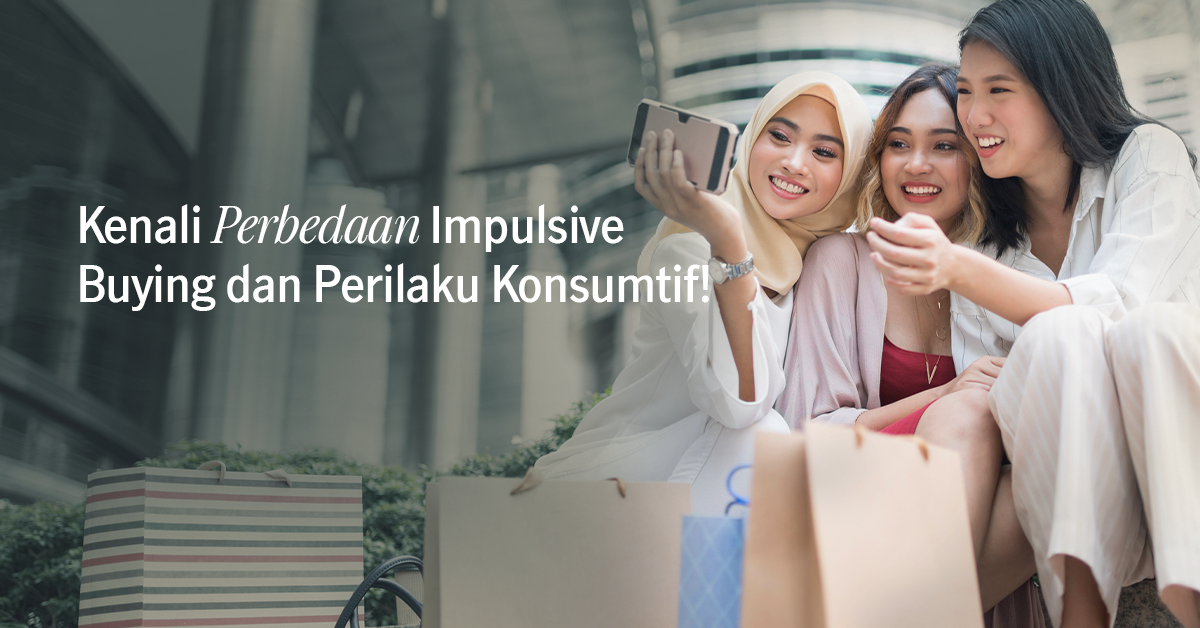 para wanita sedang melihat ponsel secara bersamaan