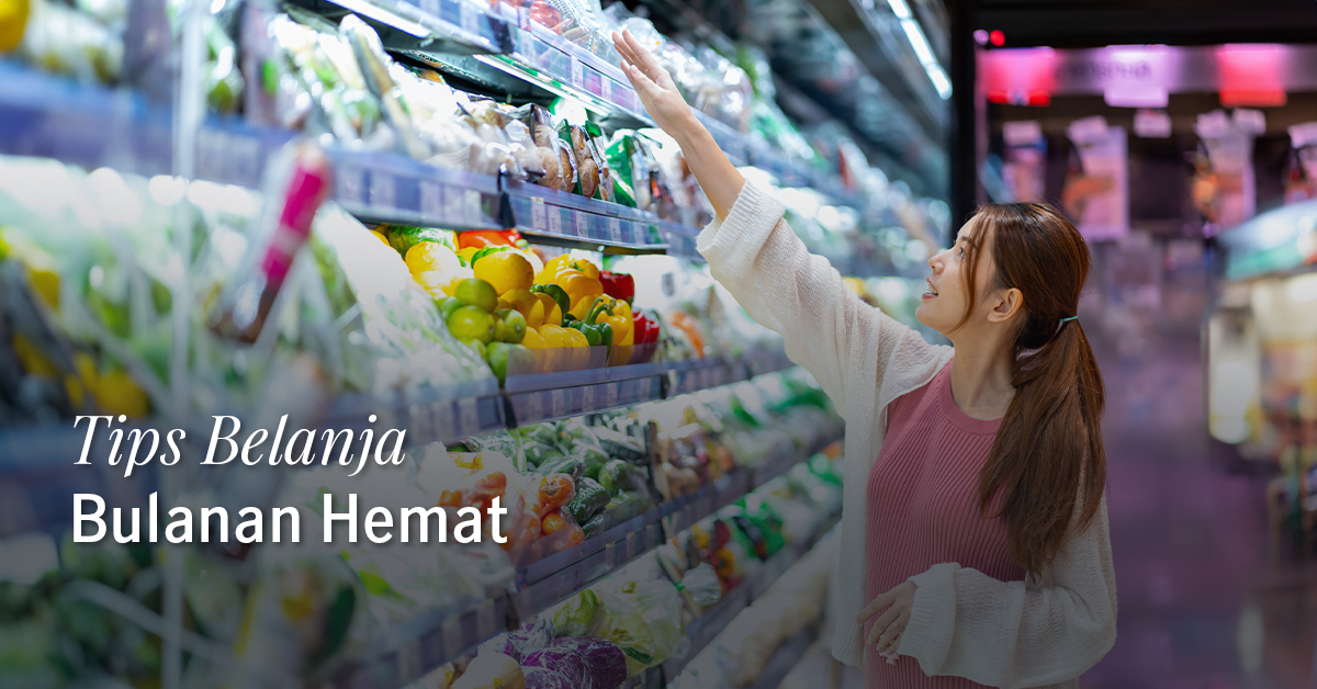 wanita belanja bulanan di supermarket