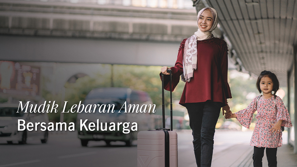 ibu dan anak berjalan di bandara